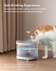 HomeRunPet tanque de agua de 2L visible para monitoreo rápido.