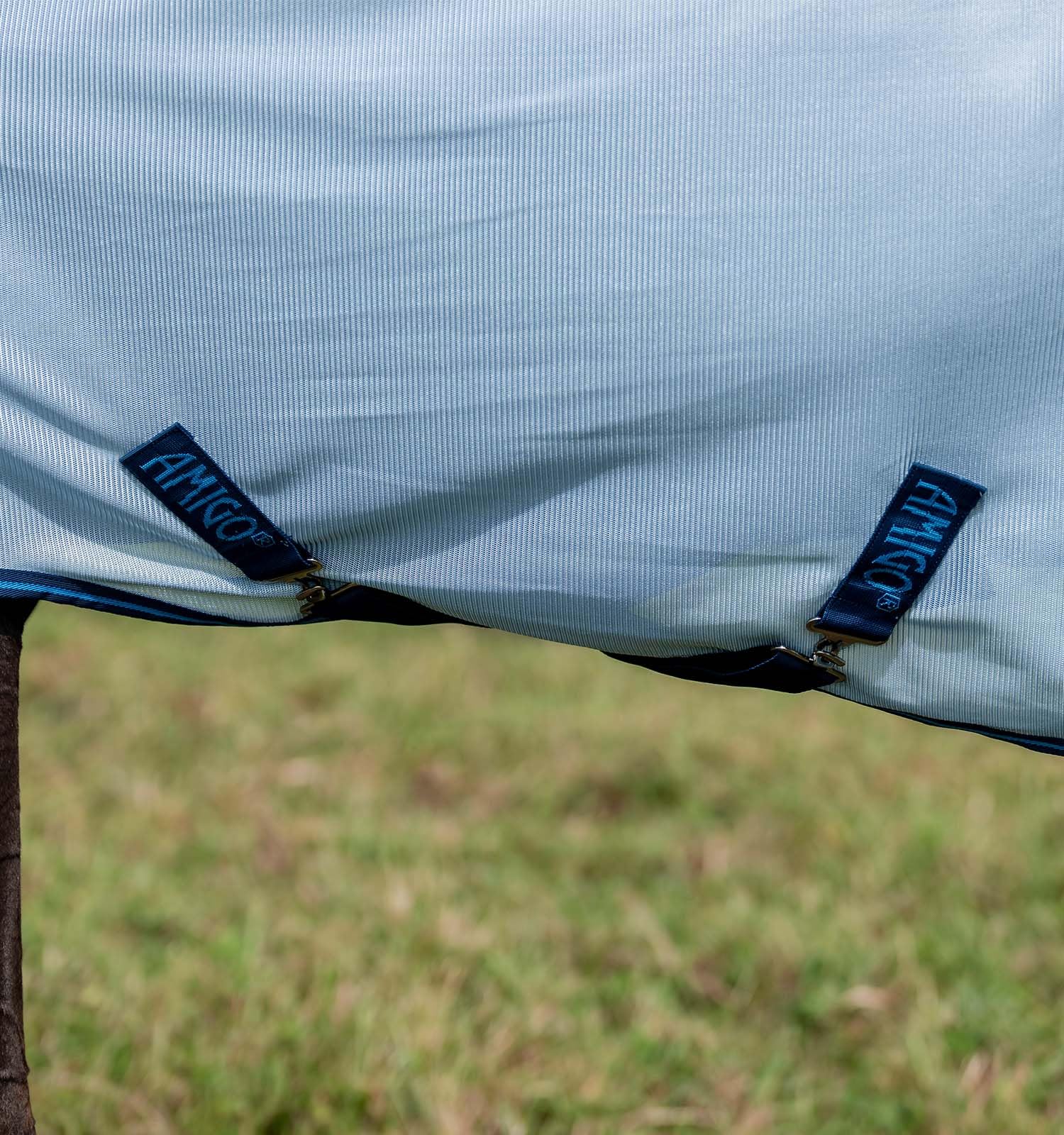 Horseware Amigo Bug Rug cierre frontal doble para un ajuste seguro durante el paseo.