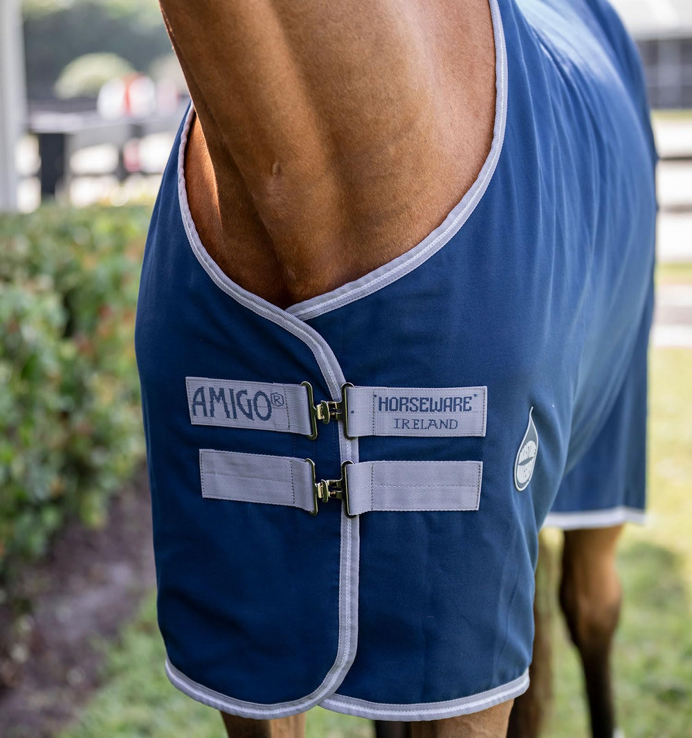 Horseware Amigo Stable Sheet, cinchas cruzadas para mayor sujeción durante el viaje.