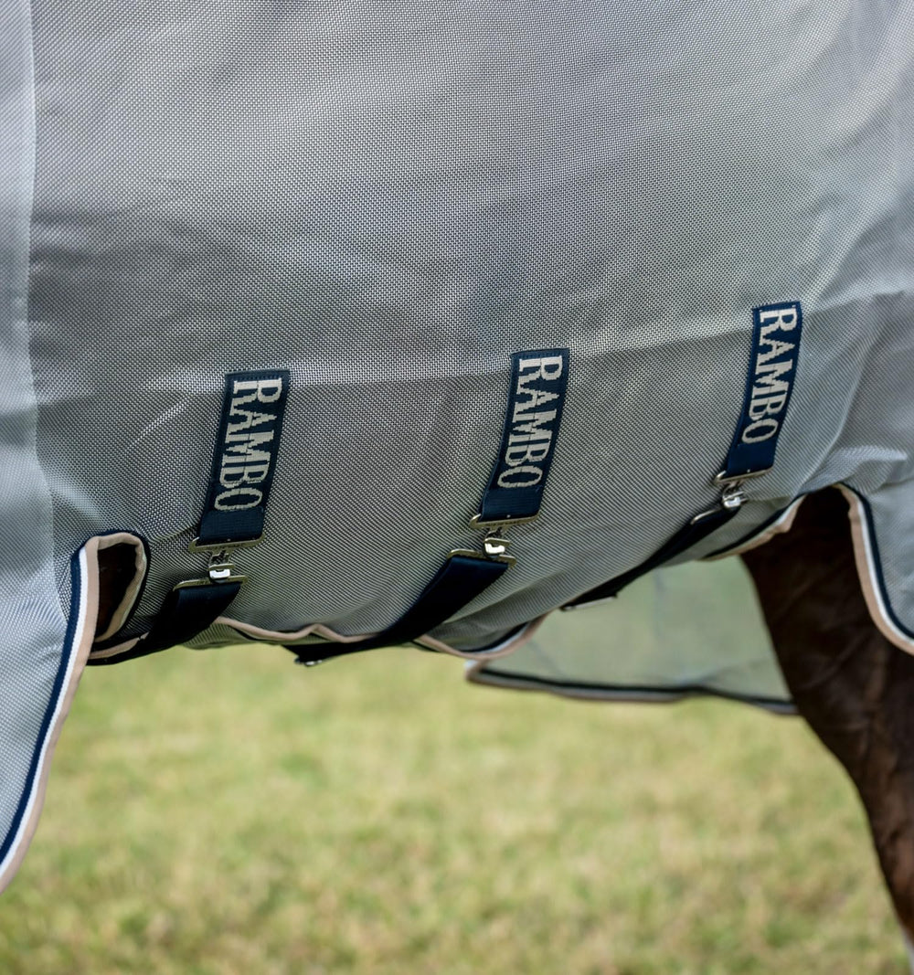 Protector integrado de Horseware, capucha: protección de cabeza frente a insectos.