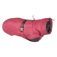 Hurtta Expedition Parka color remolacha vista frontal para protección contra el frío.