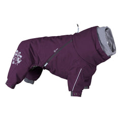 Hurtta Extreme Overall, vista frontal en color berenjena para perro, mantiene el calor durante salidas frías y prolongadas.