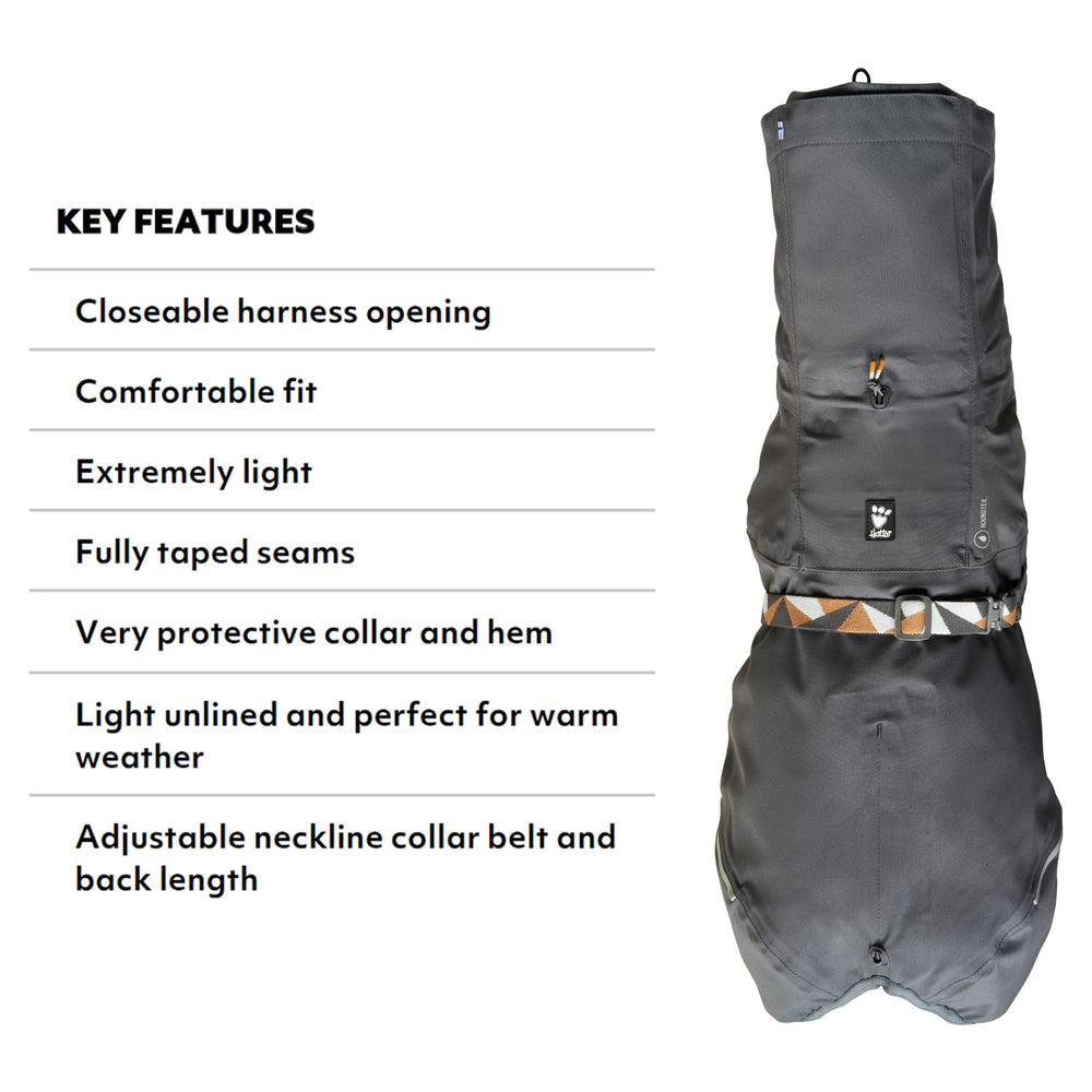Hurtta Mudventure ECO, vista trasera; chaqueta ligera para paseos en lluvia.