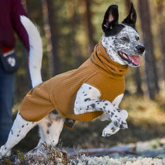 Hurtta Warming Midlayer ECO aberturas para patas delanteras permiten movimiento cómodo.