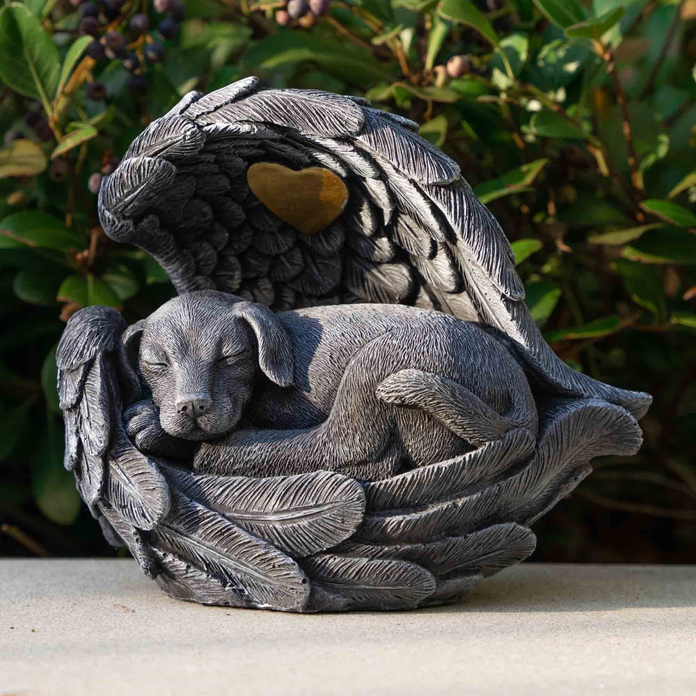iHeartDogs figura de perro con corazón, rincón memorial en el jardín