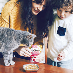Gato disfruta INABA Twin Packs como snack tierno y saludable