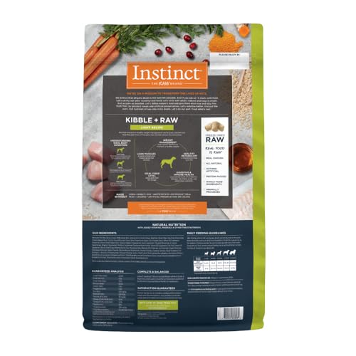 Trozos liofilizados de Instinct Raw Boost Light aportando sabor y nutrición.