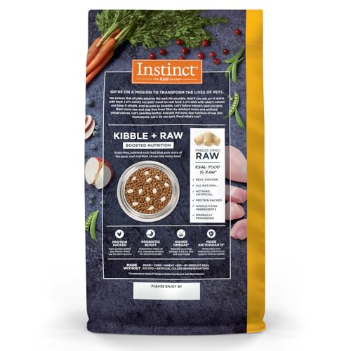 Trozos deshidratados de pollo en Instinct Raw Boost para textura y sabor intensos.