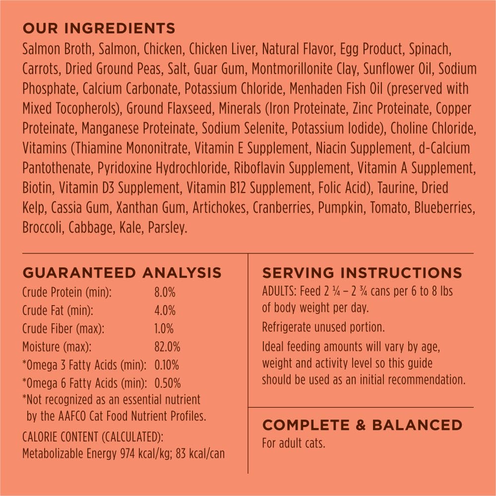 Instinct Salmón: ingredientes reales visibles como zanahorias y espinacas para nutrición natural.