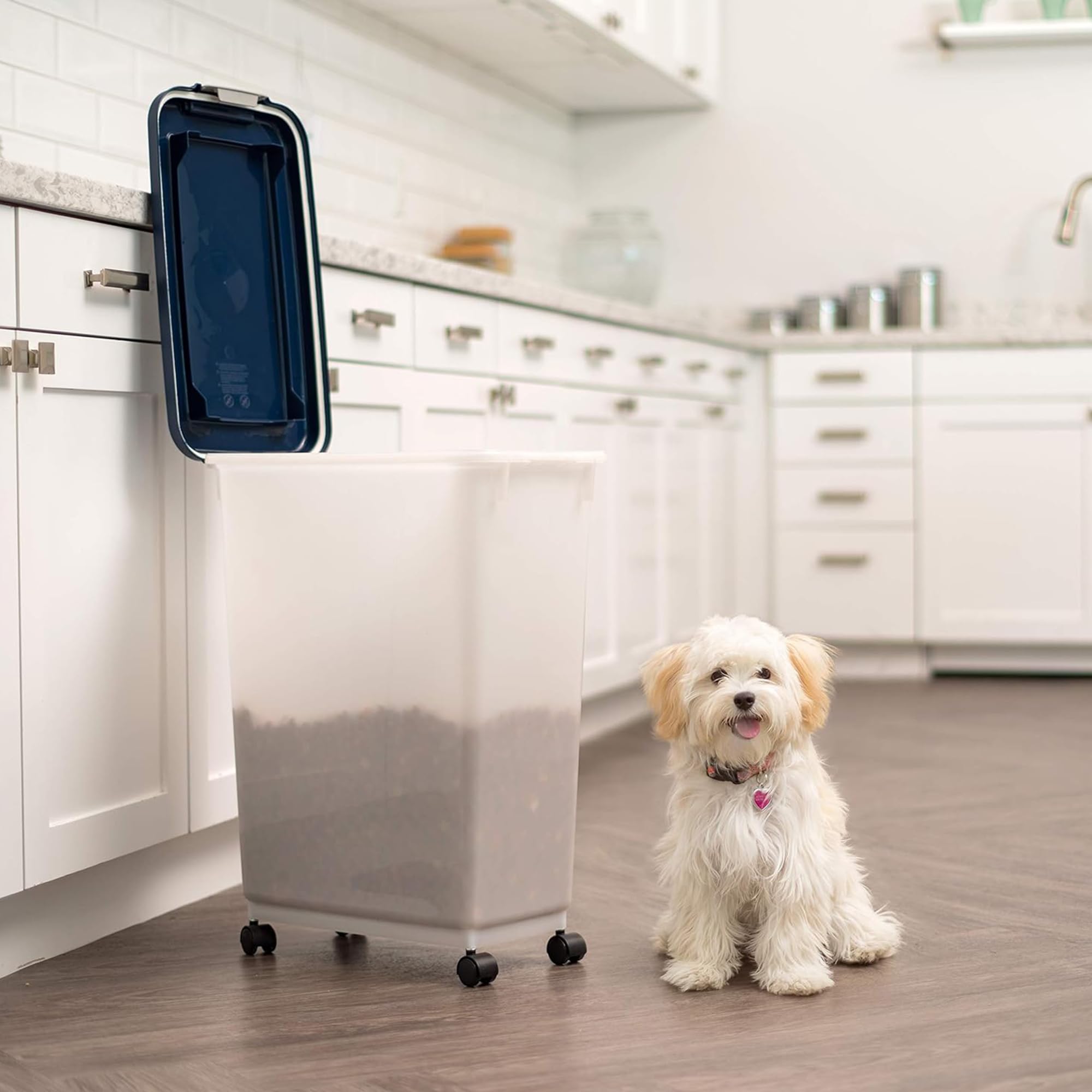 IRIS USA contenedor con ruedas para moverlo fácilmente entre áreas de la casa.