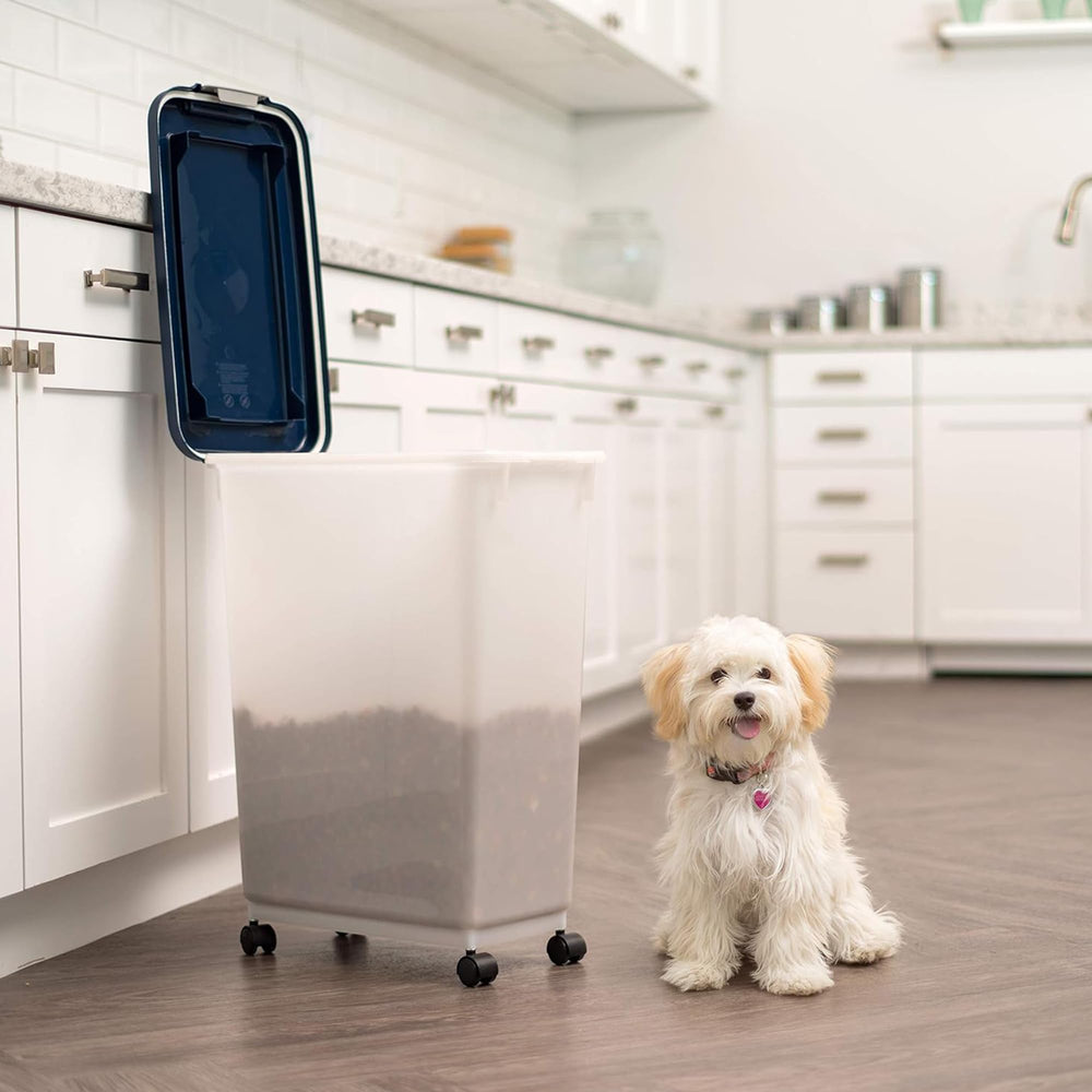 IRIS USA contenedor con ruedas para moverlo fácilmente entre áreas de la casa.