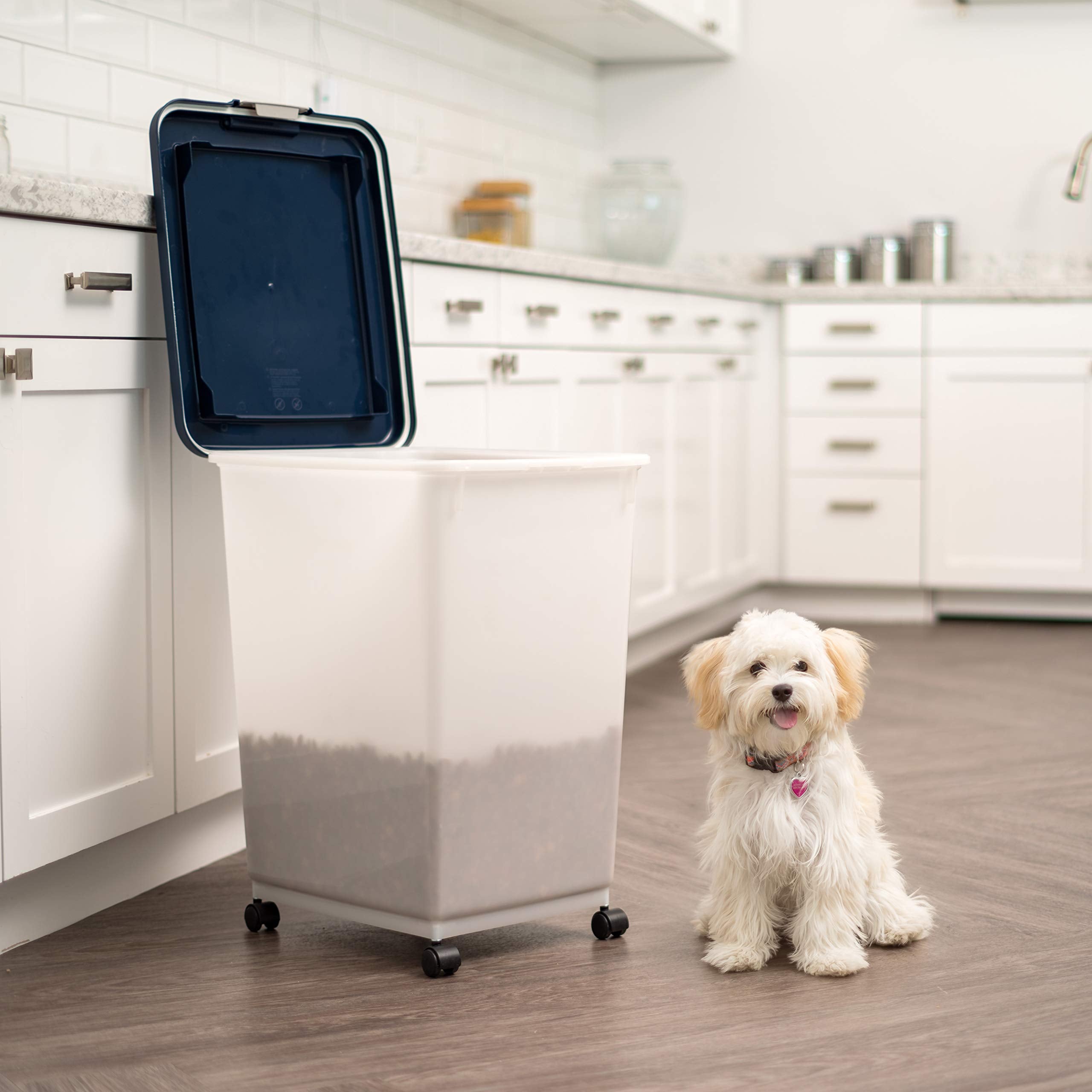 IRIS USA: diseñado para perros, gatos y aves con ruedas que facilitan el traslado.