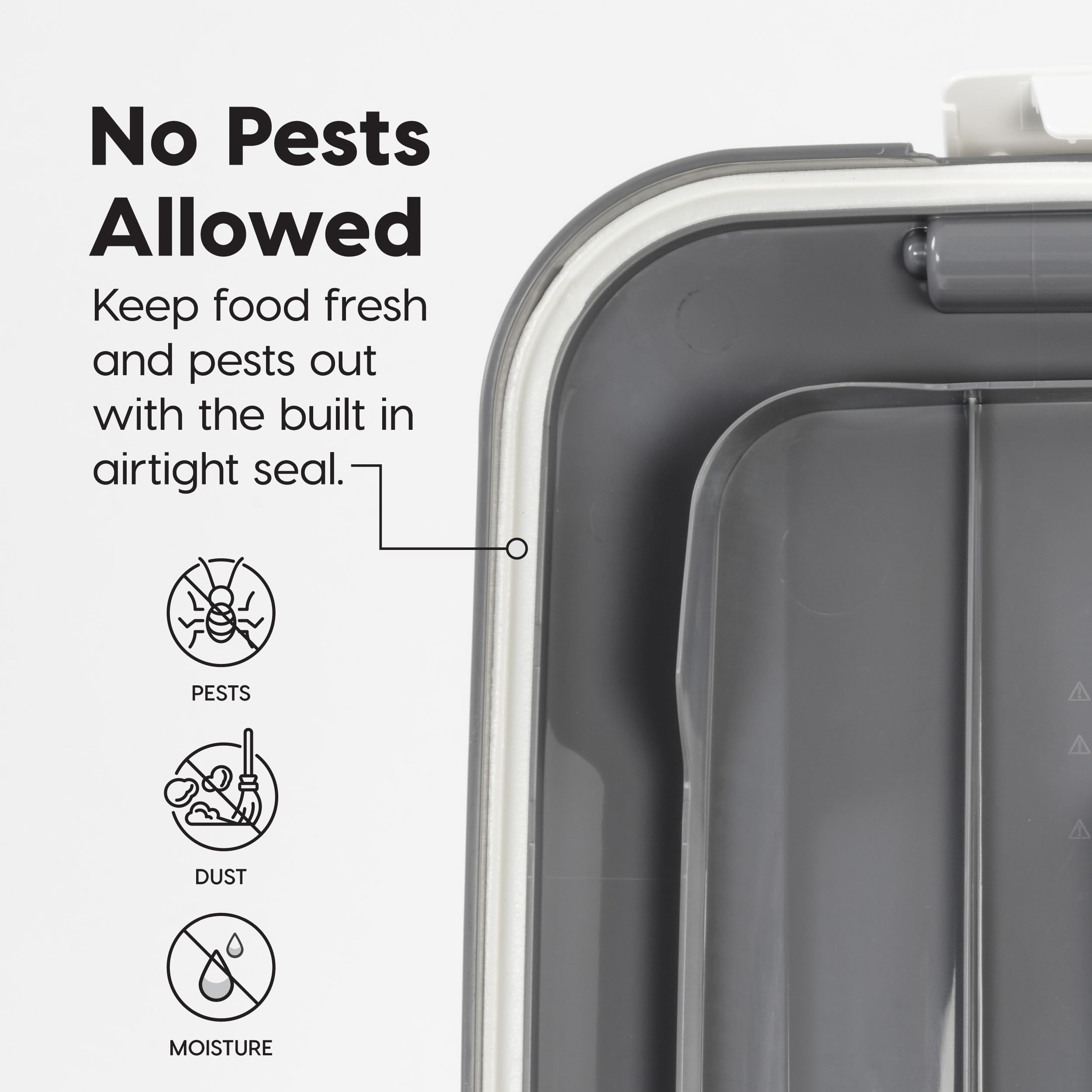 Diseño portátil con ruedas facilita mover el contenedor de comida.