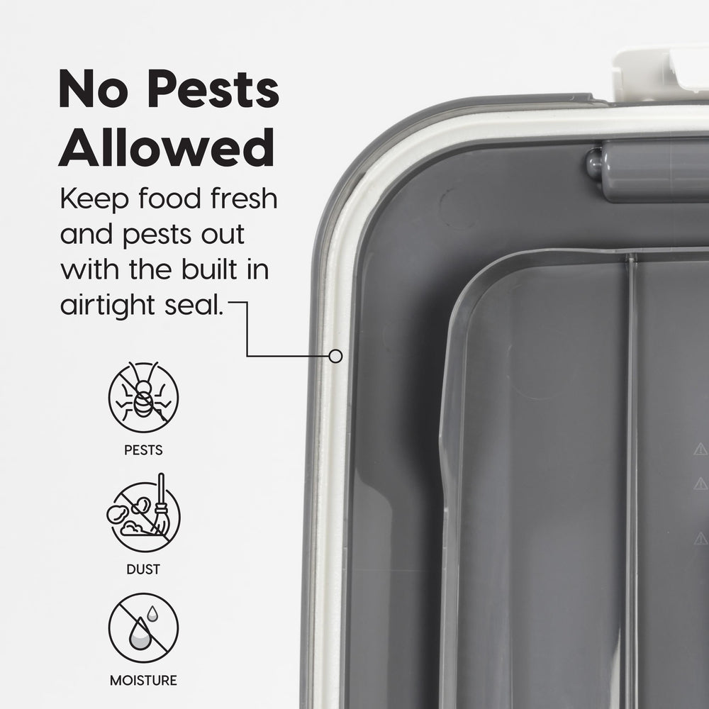 Diseño portátil con ruedas facilita mover el contenedor de comida.