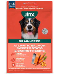 Jinx muestra la bolsa de alimento sin granos con salmón atlántico como ingrediente principal.
