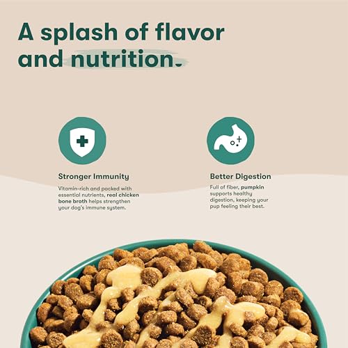 Primer plano de caldo de pollo real en Jinx Kibble Sauce para perros.