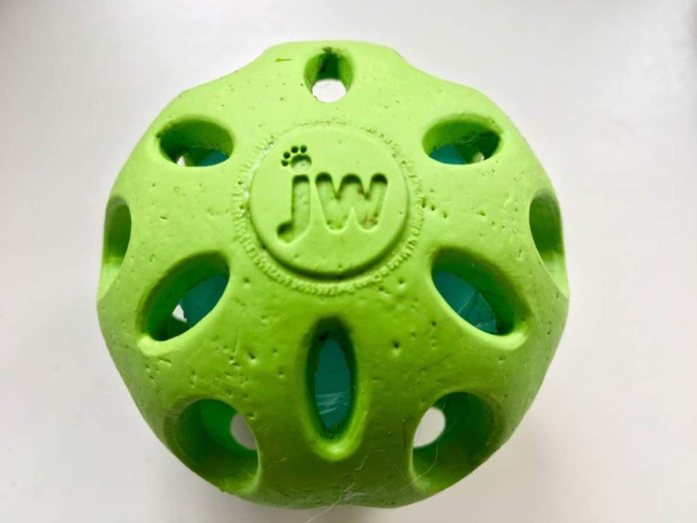 Bola JW Pet tamaño grande, adecuada para perros grandes.