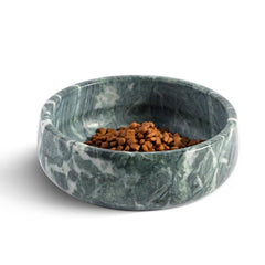 Cuenco Karibiber de mármol natural para perros en verde índigo, elegante y funcional.