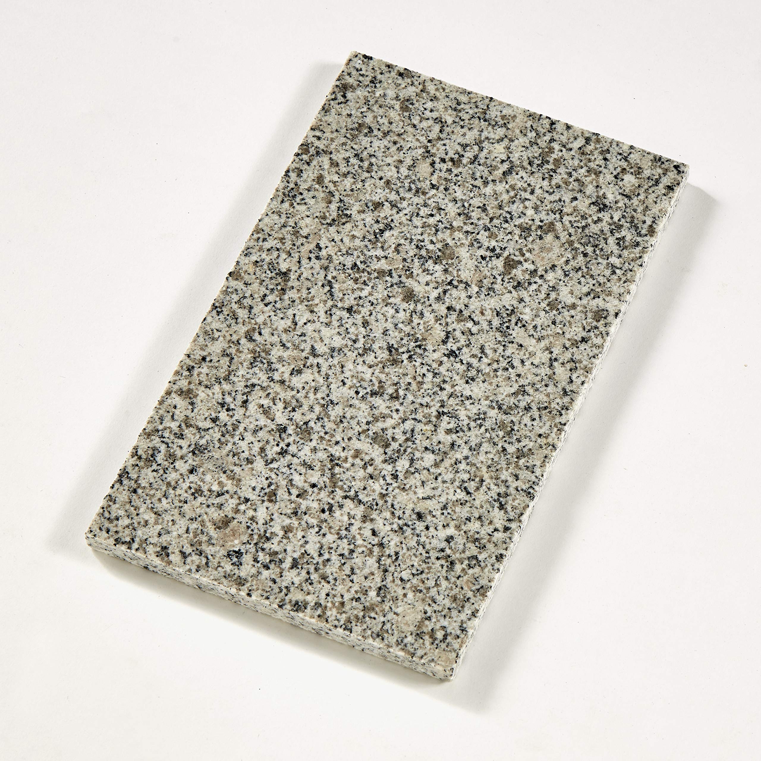 Kaytee Chinchilla Chiller: piedra granito para limpieza fácil y mantenimiento higiénico.