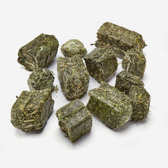 Kaytee conejos y cobayas disfrutan alfalfa compacta para complementar su dieta.