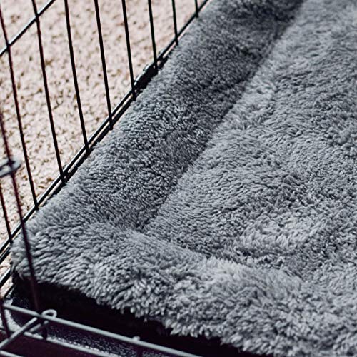 Material con sonido crujiente suave, atractivo para muchos gatos.