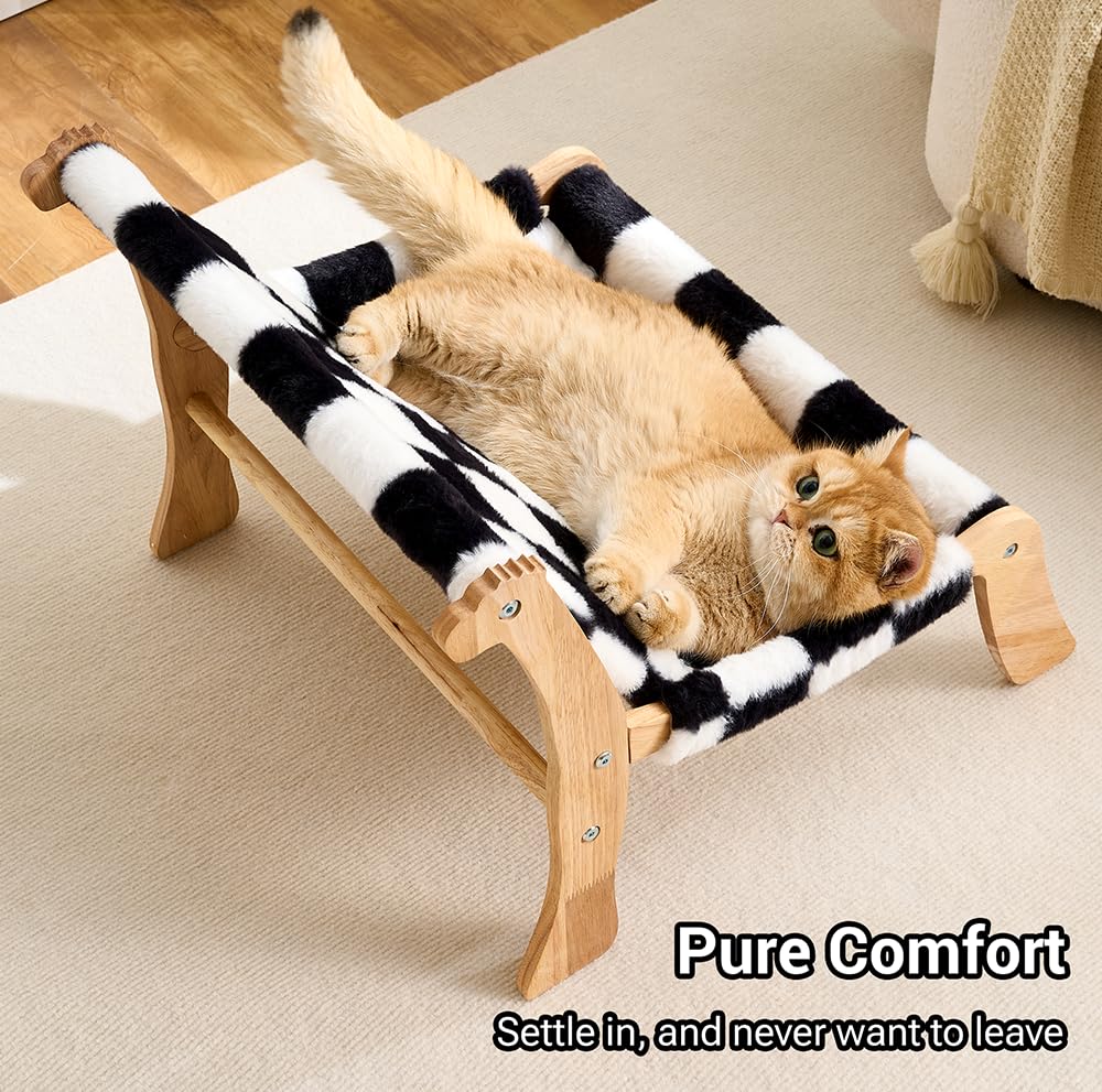 Sillón para gatos con patrón de cuadros, ideal para rincones.