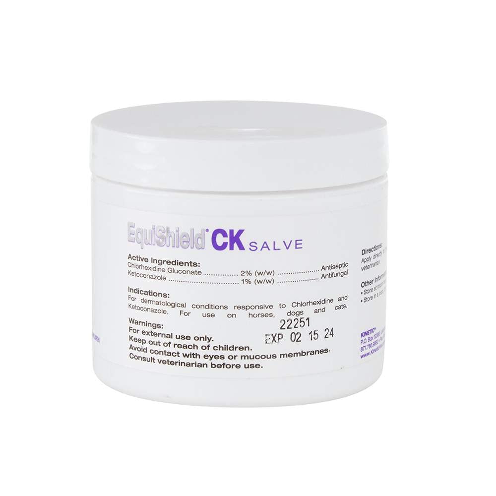 Kinetic Vet EquiShield CK Salve cuidando la piel del caballo en áreas problemáticas.
