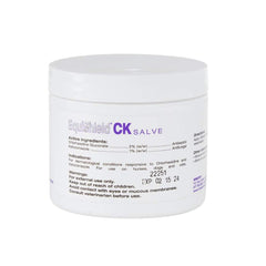 Kinetic Vet EquiShield CK Salve cuidando la piel del caballo en áreas problemáticas.