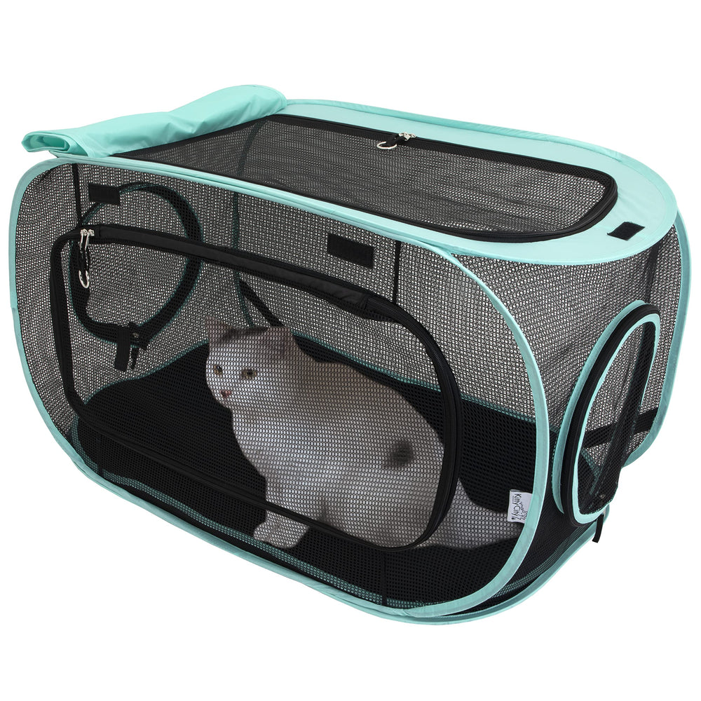 Kitty City caseta exterior para gatos con malla ventilada, ideal para descanso al aire libre.