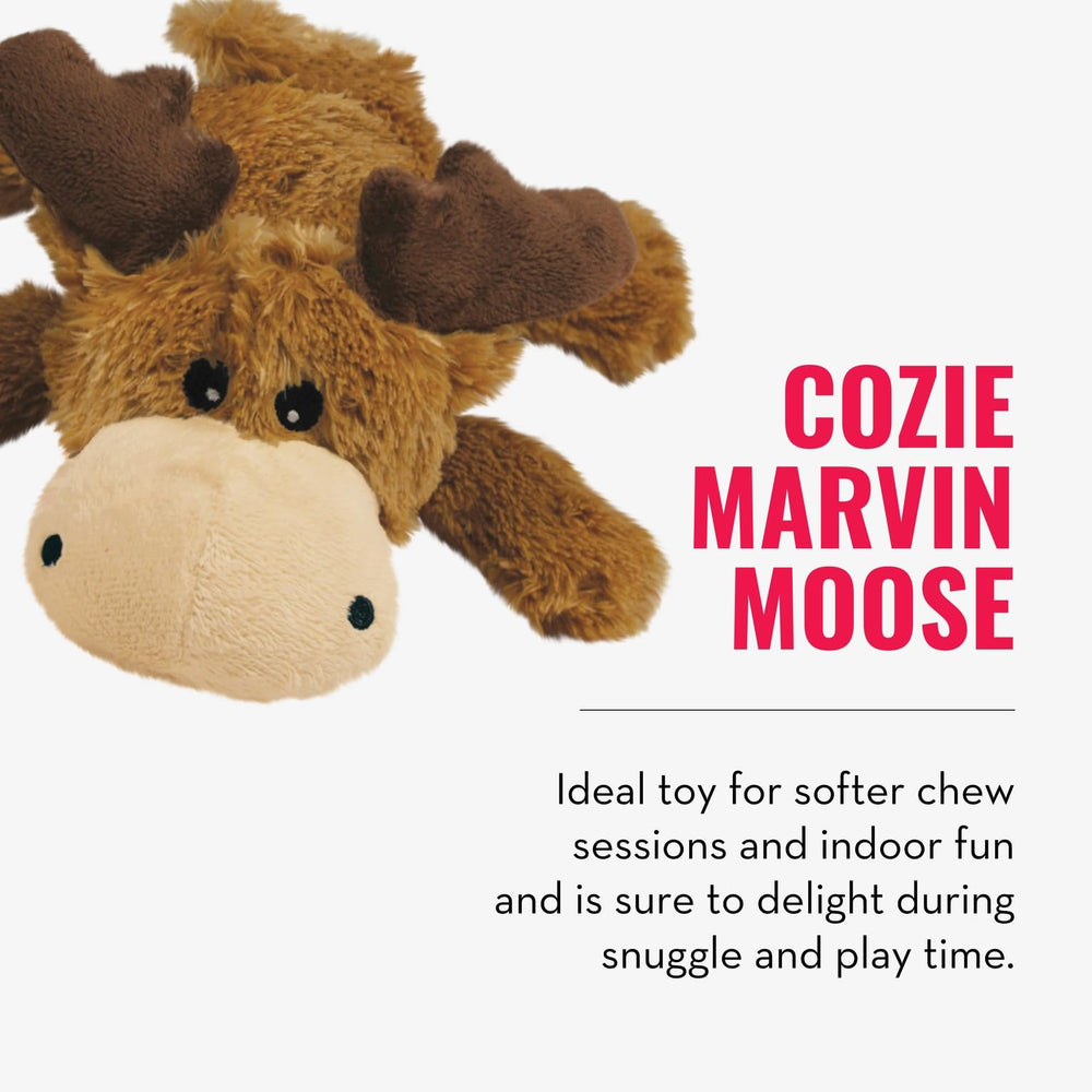 KONG Cozie Marvin Moose en uso interior para momentos de juego en casa.