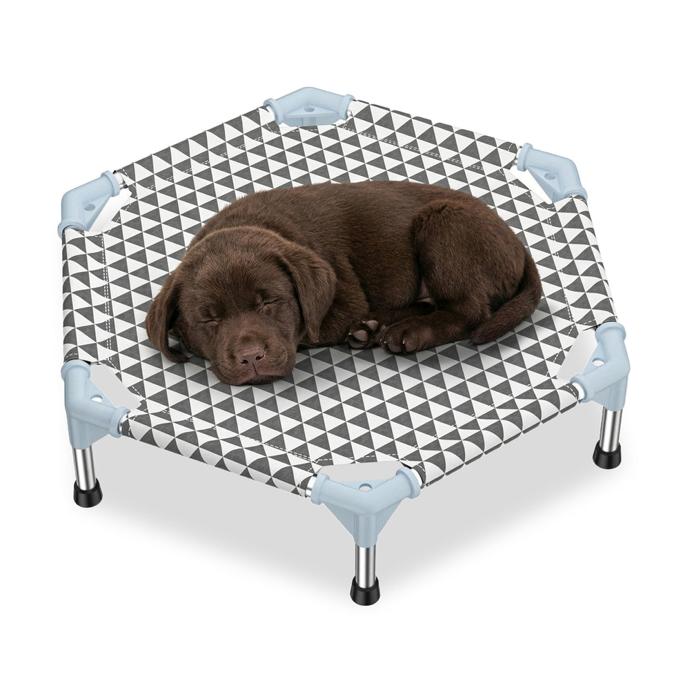 Kuntrust cama elevada para perros exterior en triángulo, favorece la circulación de aire y descanso cómodo.