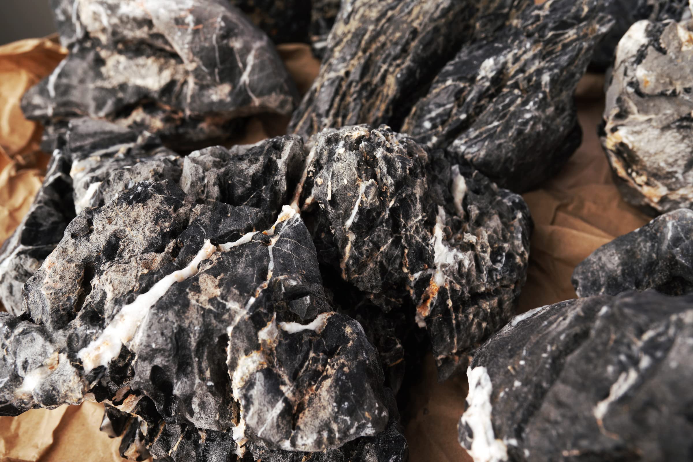 Piedra LANDEN Seiryu oscura de 3–11 pulgadas para paisajes variados.
