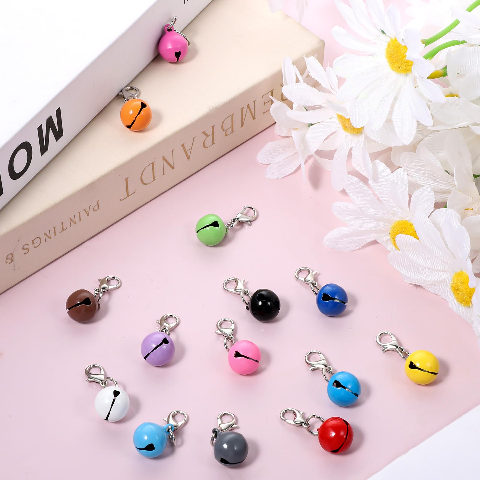 Campana Larrel colorida para collar, aporta un toque lúdico y práctico.