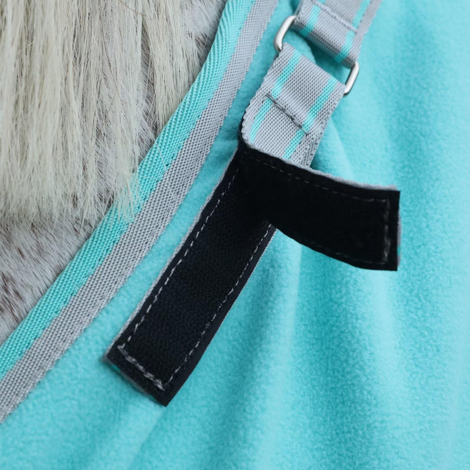 Leaeforest manta polar, ajuste seguro con hebilla de pecho y cintas cruzadas.