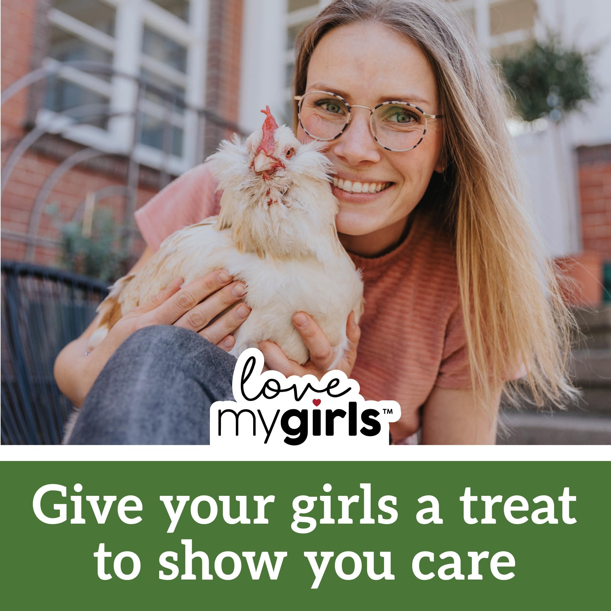 Love My Girls: gallinas felices probando snack nutritivo