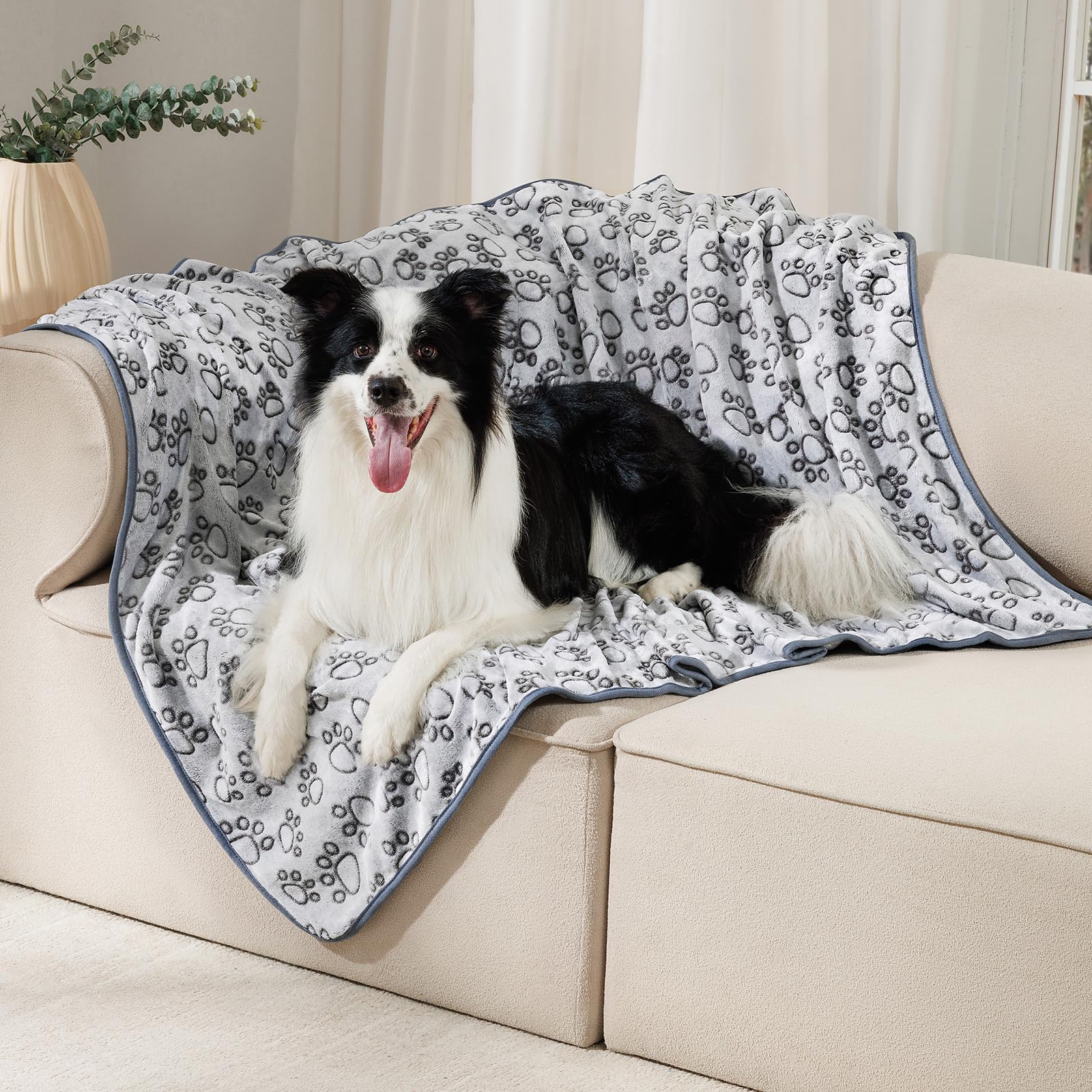Luciphia manta con estampado de patas, diseño lúdico para cualquier habitación.