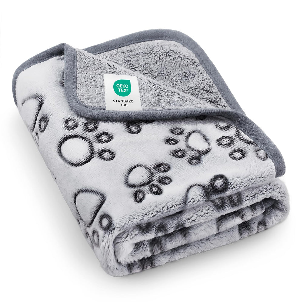 Manta Luciphia para perros gris con patitas, calor y confort.