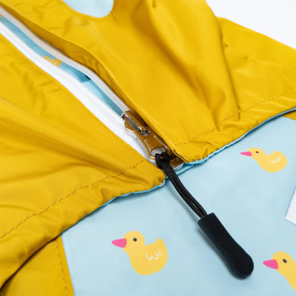 Lucy & Co. Lucky Ducky: poncho impermeable para perros, ideal para días lluviosos y paseos.