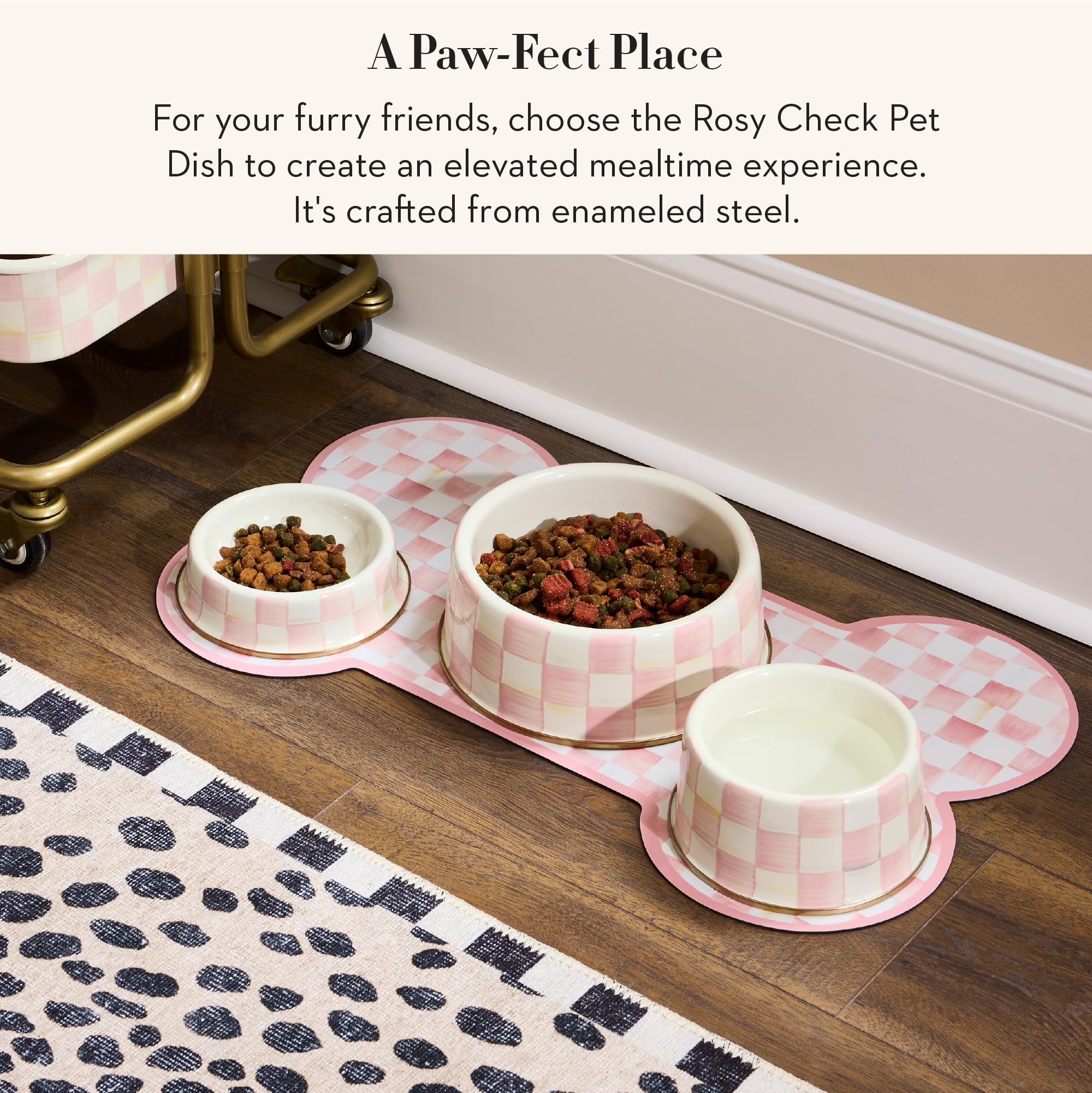 Plato de agua Mackenzie-Childs Rosy Check, práctico y decorativo.