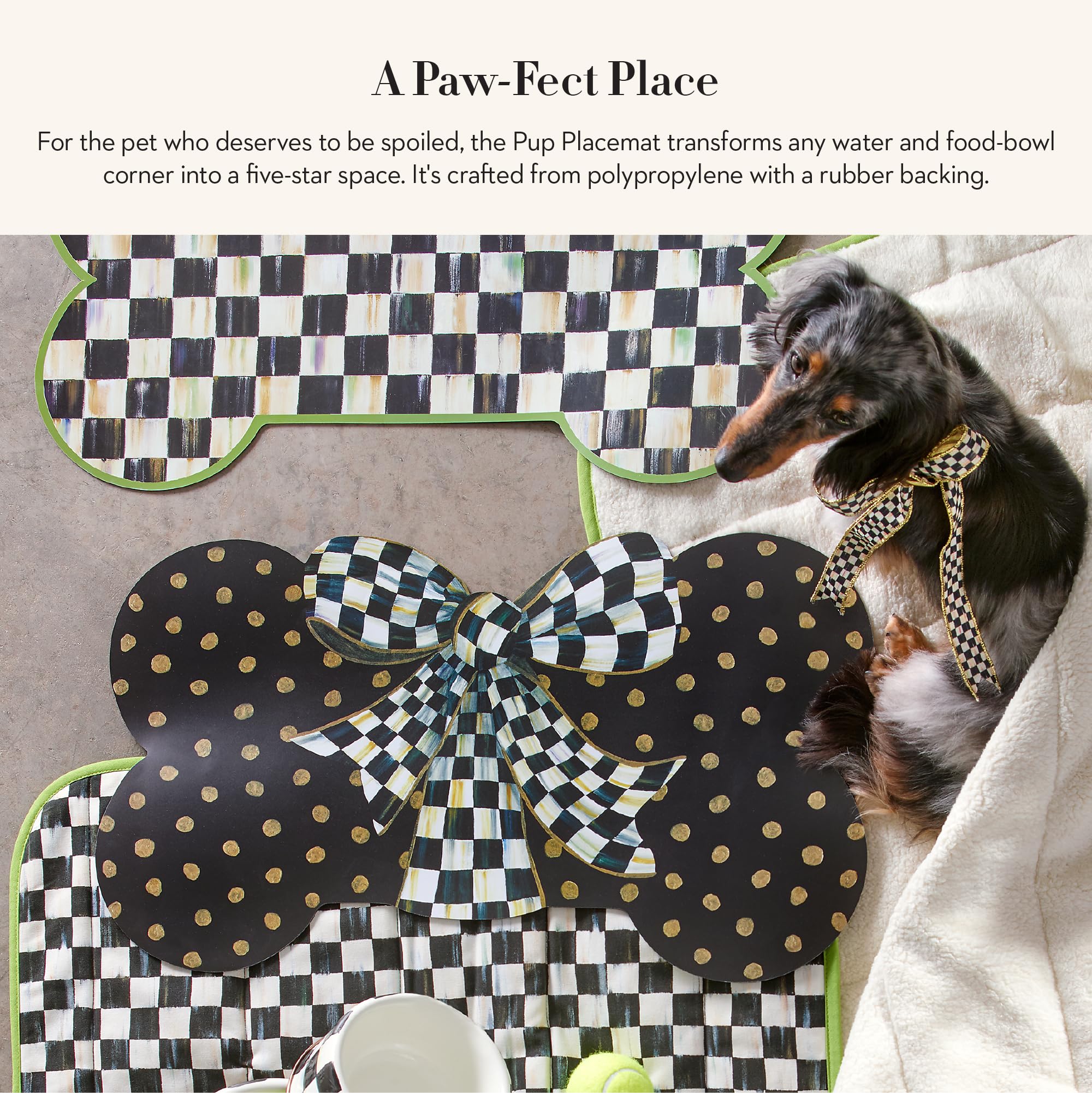 Mackenzie-Childs Pup Placemat, detalles dorados Courtly Bow para toque de lujo.