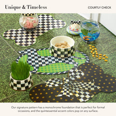 Mackenzie-Childs Pup Placemat, patrón Courtly Check para decorar la mesa.