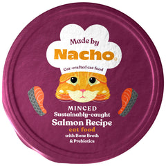 Fabricado por Made by Nacho: salmón molido en primer plano, proteína para gatos activos.