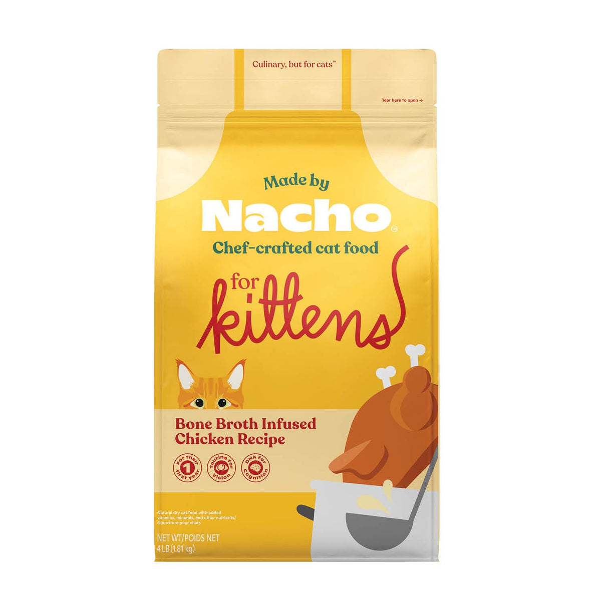 Gatito frente a la bolsa de Made by Nacho croquetas secas infusionadas con caldo de huesos