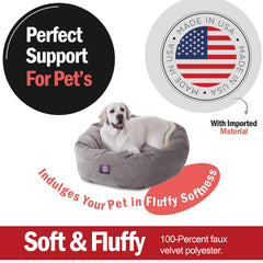 Cama Majestic Pet dona con soporte de cabeza para mejor alineación.