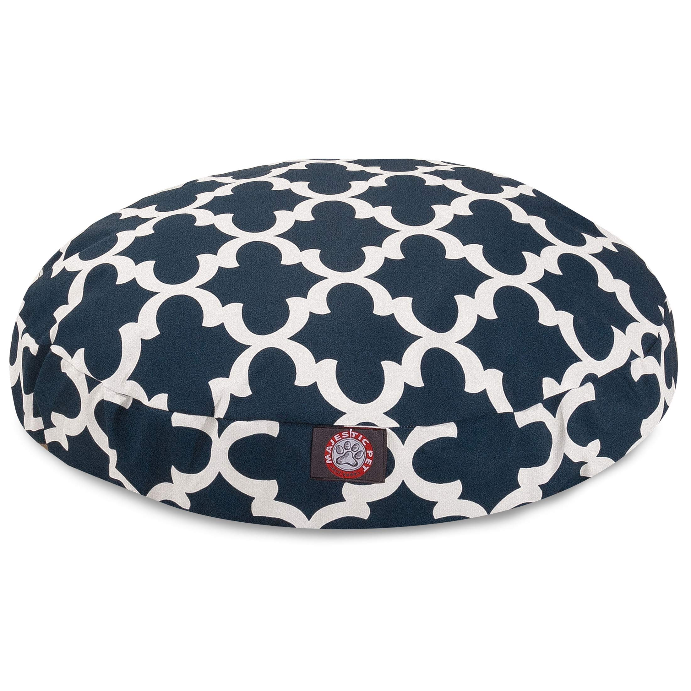 La cama Majestic Pet Navy Trellis redonda funciona bien en interiores y exteriores.