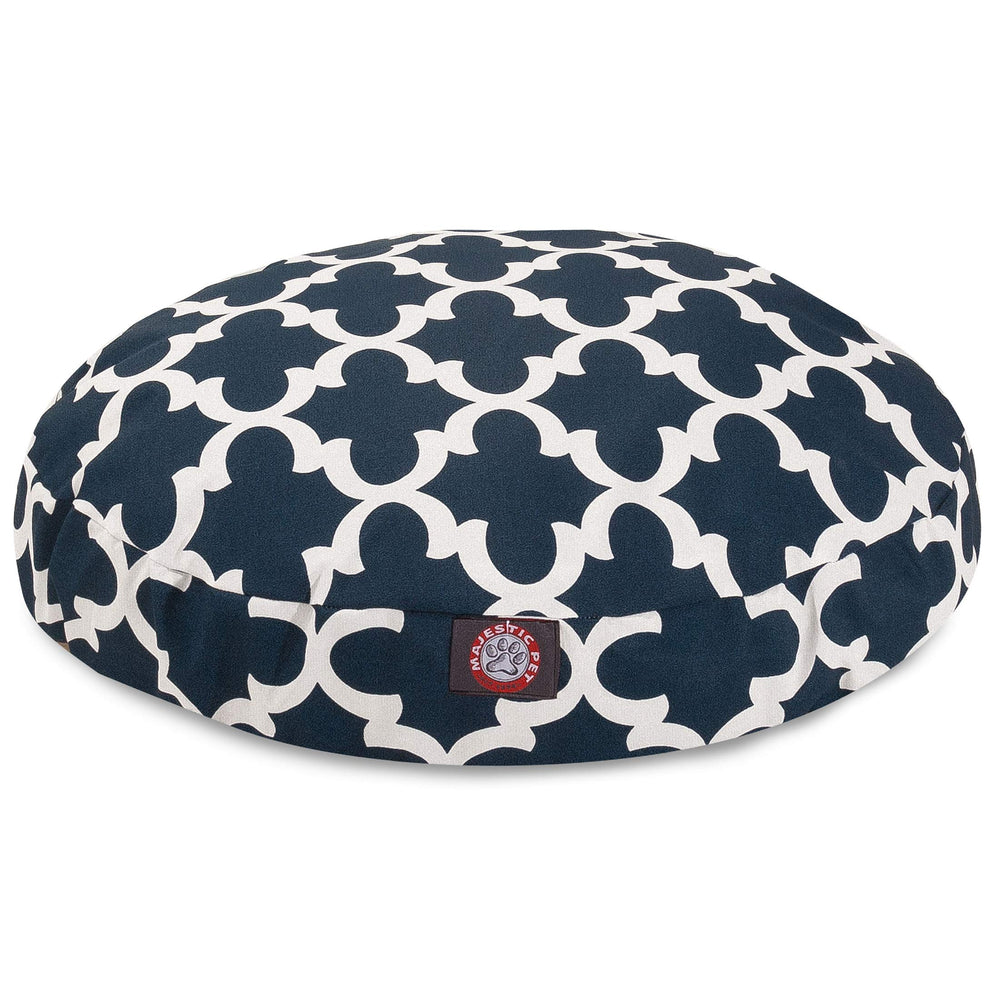 La cama Majestic Pet Navy Trellis redonda funciona bien en interiores y exteriores.