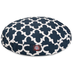 La cama Majestic Pet Navy Trellis redonda funciona bien en interiores y exteriores.