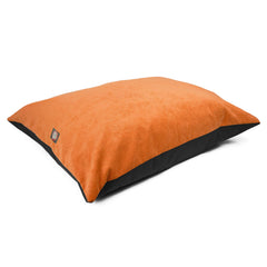 Cama Majestic Pet rectangular naranja grande para descanso cómodo y estable.