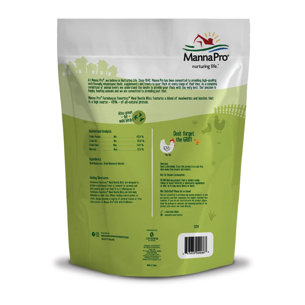 Manna Pro Farmhouse Favorites primer plano de gusanos de harina y escarabajos.