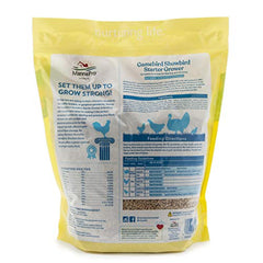 Textura fina de Manna Pro Gamebird Showbird Crumbles para consumo fácil.